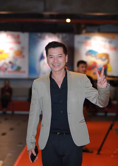 Cùng với Jun Vũ và Đình Hiếu, cặp vợ chồng nghệ sĩ Quang Minh - Hồng Đào đặc biệt gây ấn tượng trong phim. Cặp đôi vào vai ông Nghĩa – bà Trang, ba mẹ của Rin, với tính cách trái ngược 180 độ. Người mẹ là một chuyên viên tư vấn tâm lý và có quan điểm sống hiện đại, trong khi người cha đầu bếp của Rin lại là mẫu người truyền thống, có phần cổ hủ. Họ luôn “khắc khẩu” nhau trong cuộc sống khiến gia đình Rin không một ngày êm ấm. Ngoài mối tình với Kai, Rin cũng phải tìm cách hàn gắn tình cảm đang rạn nứt giữa cha mẹ mình.