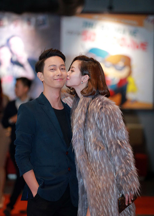 Trong phim, Jun Vũ và Đình Hiếu có những cảnh vô cùng tình tứ, đặc biệt là màn khóa môi ngọt ngào. Jun Vũ chia sẻ, đây cũng là lần đầu tiên cô đóng cảnh hôn thật với bạn trai trong phim.