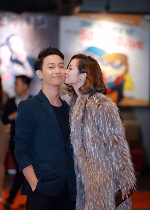 Trong phim, Jun Vũ và Đình Hiếu có những cảnh vô cùng tình tứ, đặc biệt là màn khóa môi ngọt ngào. Jun Vũ chia sẻ, đây cũng là lần đầu tiên cô đóng cảnh hôn thật với bạn trai trong phim.