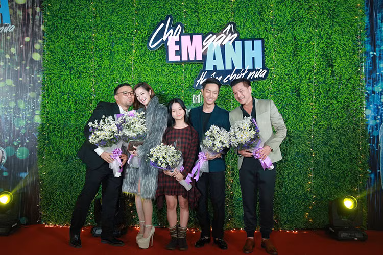 "Cho em gần anh thêm chút nữa" là câu chuyện đầy cảm xúc về hành trình đi tìm mục đích sống của những người trẻ. Vào một ngày đặc biệt, Rin tình cờ gặp Kai - chàng trai trẻ đang tự chôn vùi tuổi xuân của mình sau khi mất cả mẹ lẫn cha vì căn bệnh ung thư. Cô quyết định chinh phục Kai.