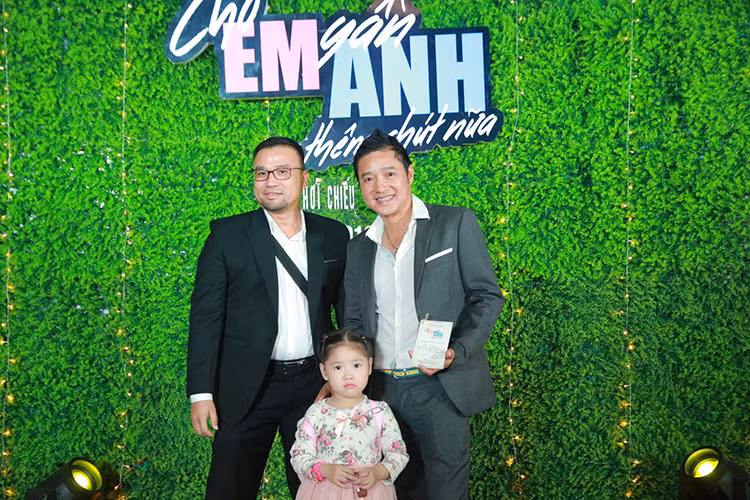 Cựu danh thủ bóng đá Hồng Sơn góp mặt trong sự kiện để chúc mừng đạo diễn Văn Công Viễn và ê-kíp.