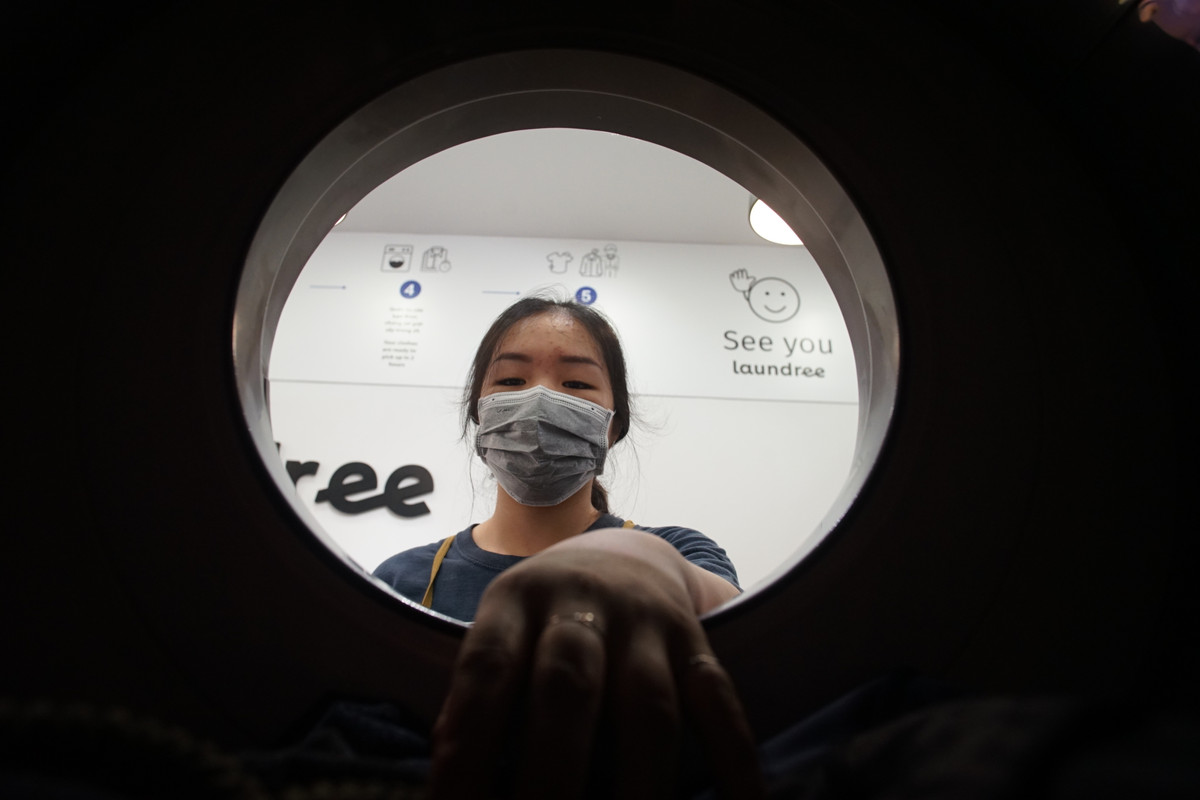 Thay vì sử dụng máy giặt công nghiệp, anh Giang đầu tư nhiều máy giặt nhỏ để chia đồ của từng khách.