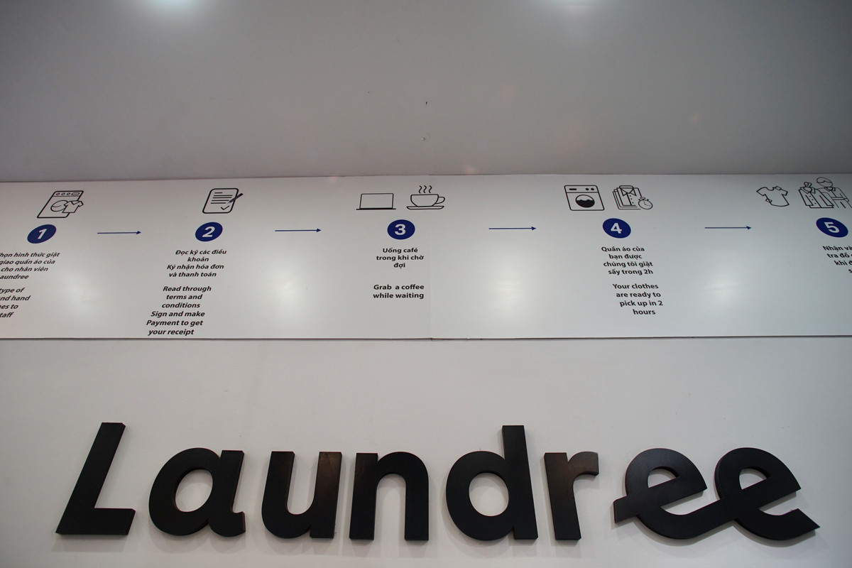 Xuất phát điểm là tiệm giặt là, anh Nguyễn Đông Giang (chủ quán) đã kết hợp thêm mô hình cafe để phục vụ khách ngồi chờ lấy đồ luôn.