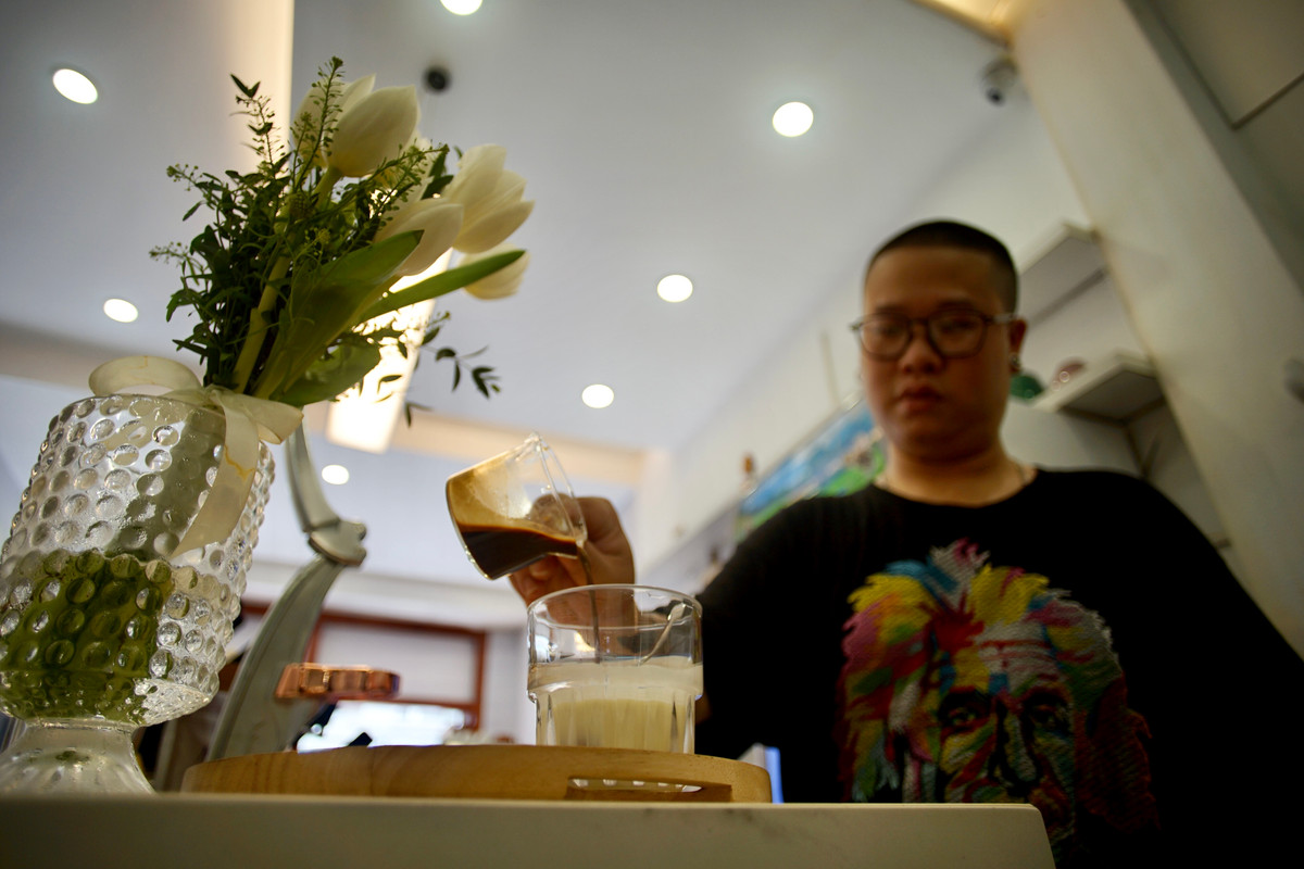 Anh Nguyễn Giang Nam - khách thường đến cửa hàng cho biết, mặc dù là tiệm giặt đồ nhưng có không gian rất yên tĩnh và sạch sẽ. Anh Nam cùng bạn thường xuyên đến quán ngồi làm việc và đọc sách.