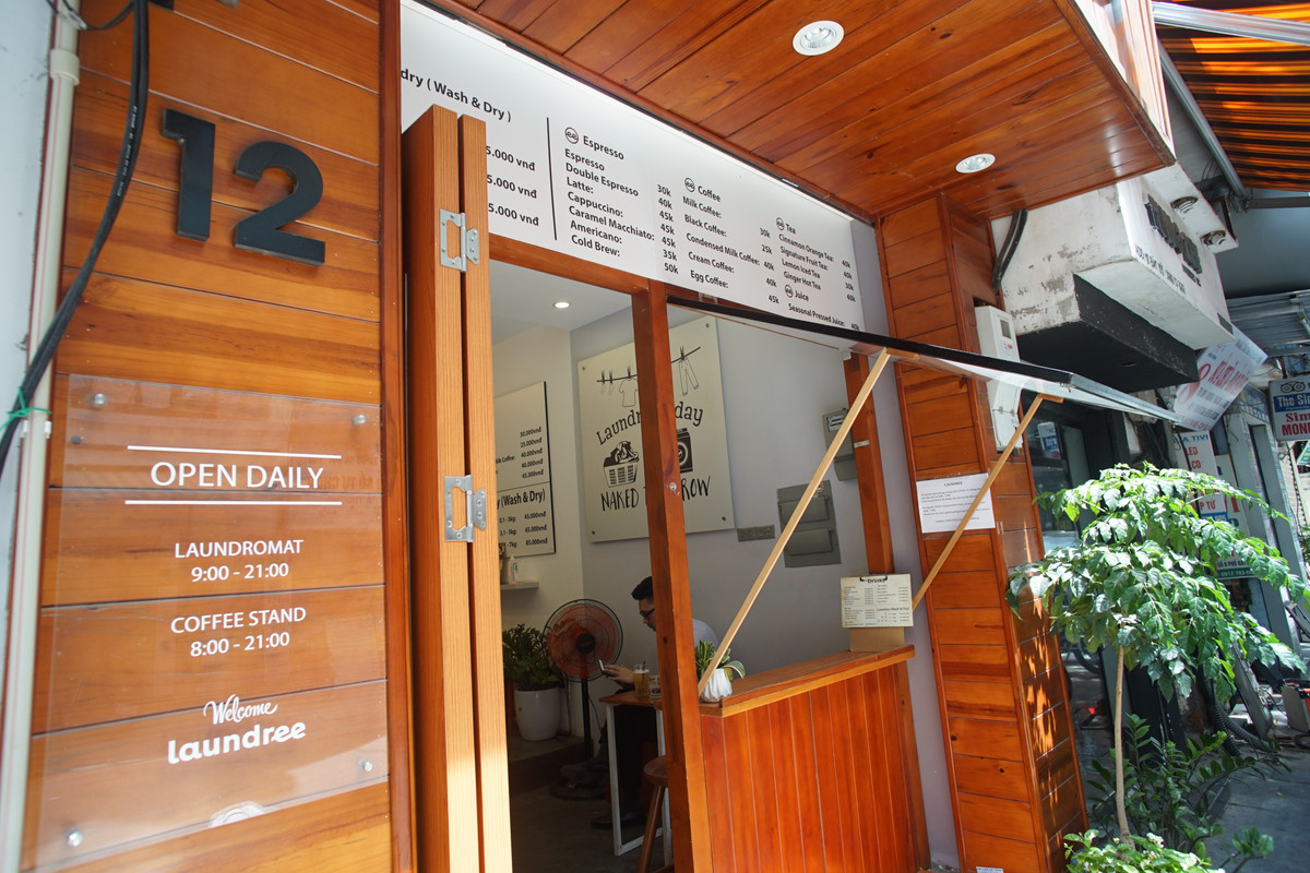 Nằm trên phố Bát Sứ (quận Hoàn Kiếm, Hà Nội), quán cafe kiêm giặt là đầu tiên ở Hà Nội hoạt động với mô hình rất độc đáo.