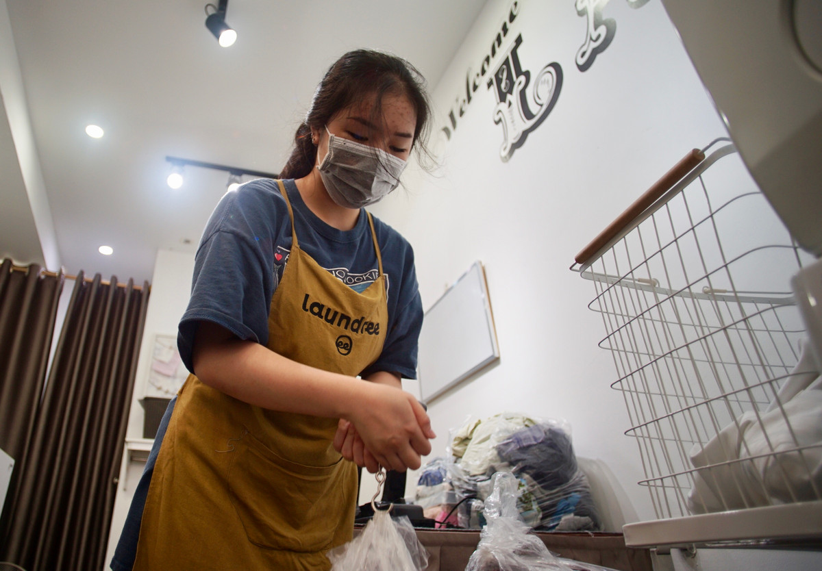 Anh Giang chia sẻ, dịch bệnh COVID-19 khiến khách tây không sang nên công việc làm ăn bị gặp khó khăn. Tuy nhiên quán vẫn hoạt động được nhờ mô hình phục vụ cũng như cách thức vận hành.