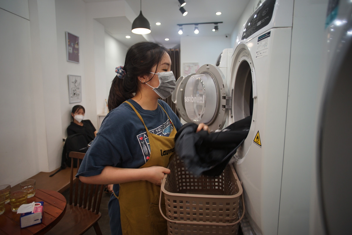 Theo anh Giang, khác biệt lớn nhất của quán là giặt riêng đồ của từng khách, không chia chung đồ sáng màu và tối màu như những quán khác.