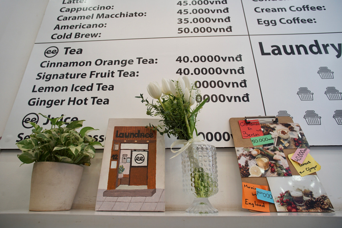Thực đơn của quán cũng rất phong phú. Anh Giang bật mí: “Vào thời điểm này nếu chỉ mở thuần tuý cafe thì sẽ rất khó hoạt động. Muốn phát triển cần phải kết hợp với một mô hình nào đó và tôi đã chọn giặt là”.