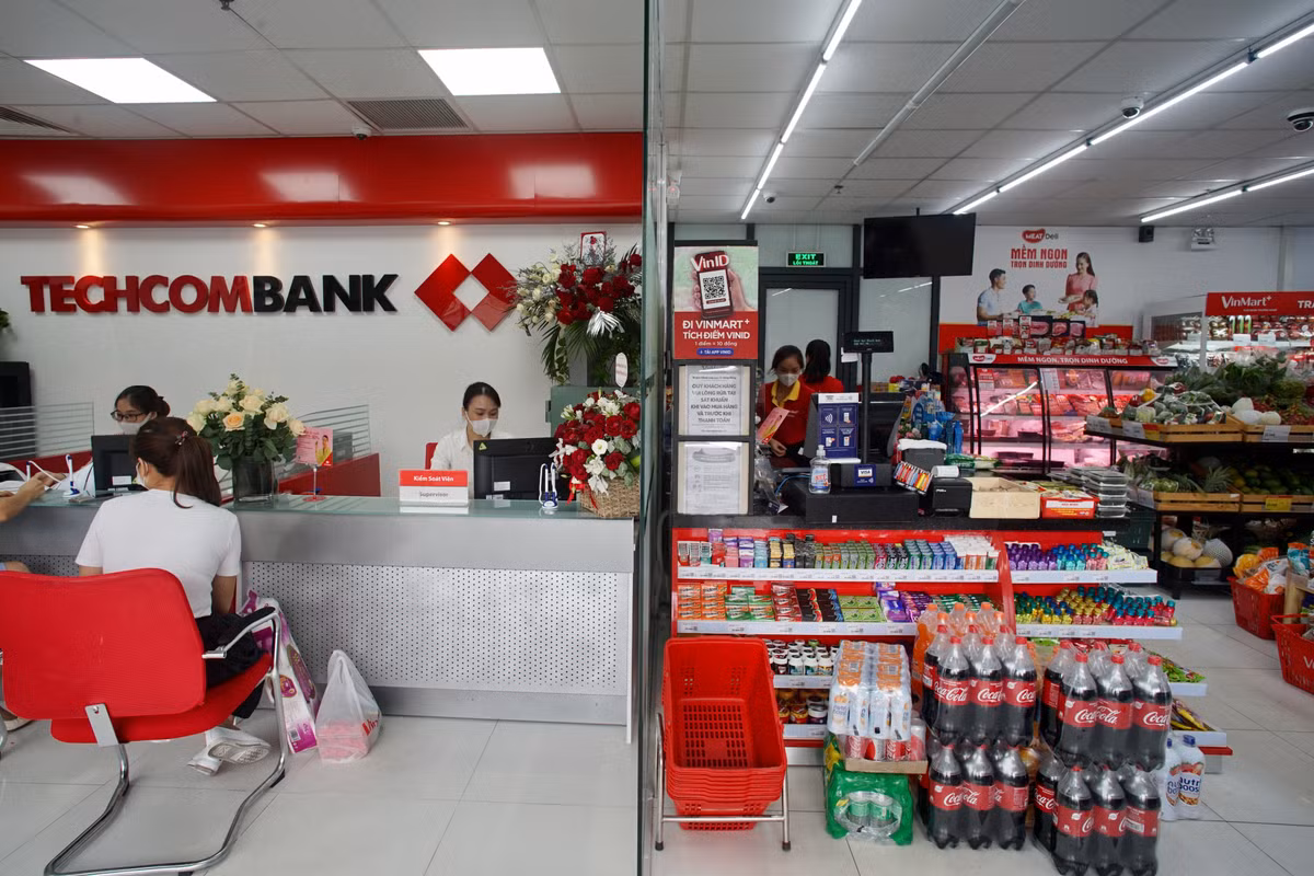 Phòng giao dịch của TechcomBank đặt cùng hệ thống siêu thị của VinMart được kỳ vọng sẽ có nhiều chương trình khuyến mại hấp dẫn dành cho khách hàng.