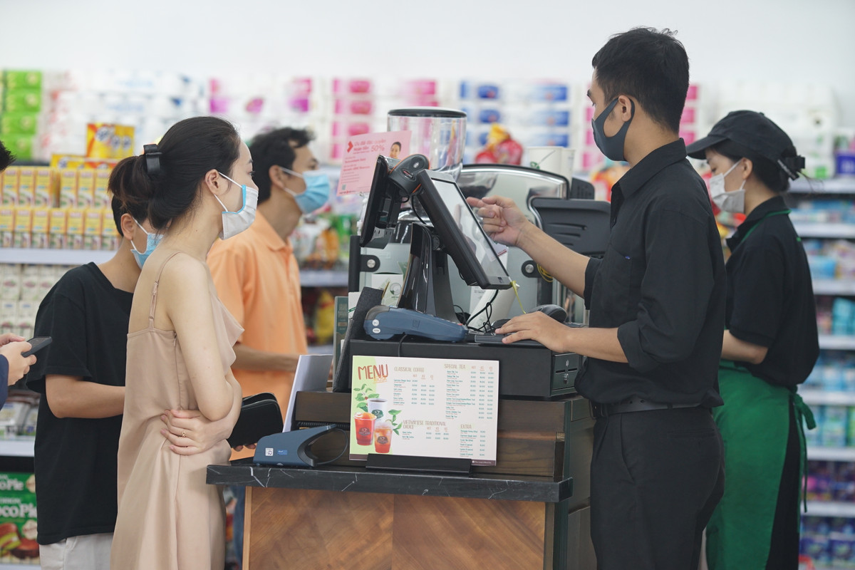 Chị Nguyệt Anh - sống tại toà nhà UDIC Riverside cho biết vừa mở một tài khoản của Techcombank nhưng thấy bên cạnh có bán trà Phúc Long nên đã ra mua dùng thử.