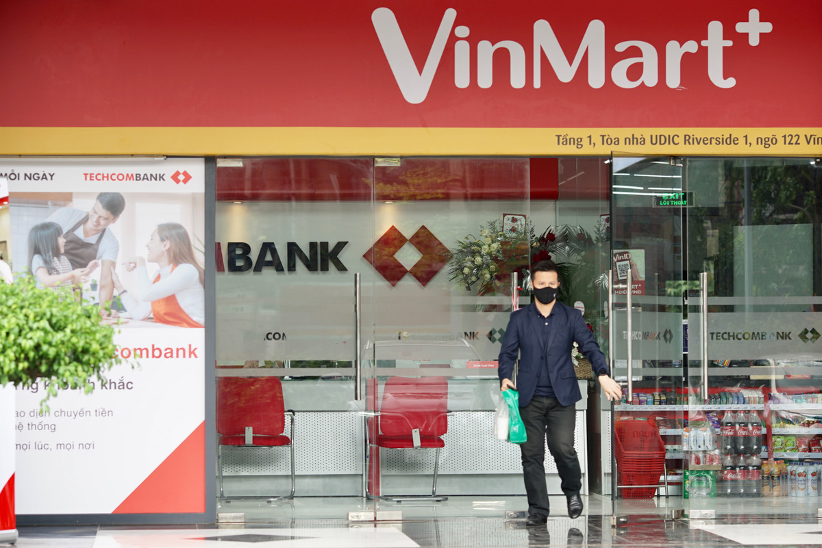 Trước đó, cửa hàng VinMart đầu tiên đổi tên thành WinMart này nằm ở quận 2, TP.HCM.