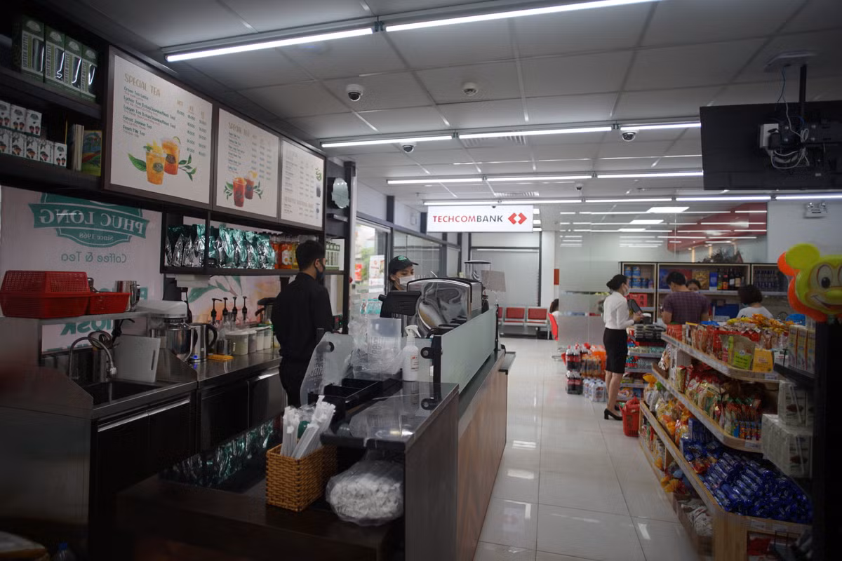Nhân viên bán hàng kios Phúc Long tại cửa hàng VinMart này cho biết, mặc dù mới bán được 2 ngày nhưng doanh số bán khá tốt do nhiều khách hàng của VinMart đã biết đến thương hiệu của trà Phúc Long trước đó.