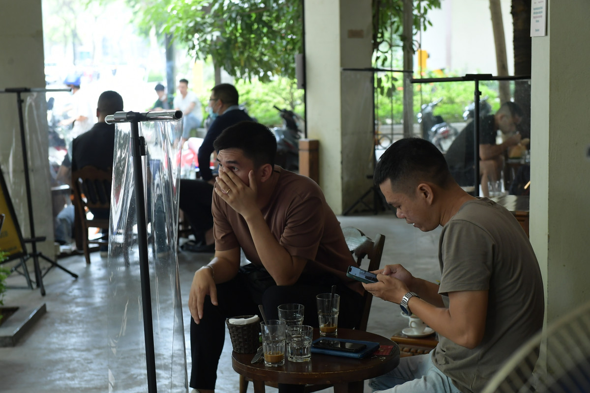Theo ghi nhận của PV báo Tri thức và Cuộc sống, hầu hết các quán cafe mở lại đều thực hiện các quy tắc phòng dịch như không cho tụ tập thành nhóm, tạo không gian riêng cho khách.