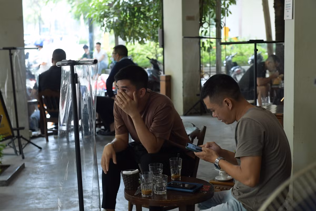 Theo ghi nhận của PV báo Tri thức và Cuộc sống, hầu hết các quán cafe mở lại đều thực hiện các quy tắc phòng dịch như không cho tụ tập thành nhóm, tạo không gian riêng cho khách.