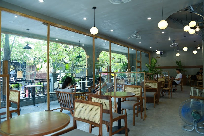Tuy nhiên, chủ một cửa hàng cafe trên phố Trung Kính (Cầu Giấy, Hà Nội) cho biết, đợt dịch vừa qua đã làm khách hàng thay đổi thói quen uống cafe. Khách mua về nhiều hơn nên khi mở cửa lại vẫn ít người đến uống. Anh Toàn, một tín đồ cafe chia sẻ, do đảm bảo giãn cách nên anh cũng chỉ rủ được 1-2 người bạn đi uống cùng, không còn những nhóm đông như trước nữa.