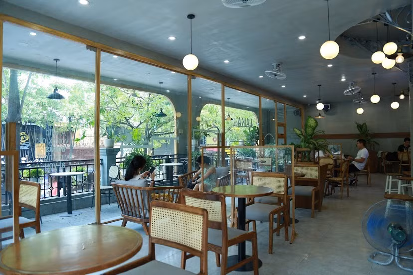Tuy nhiên, chủ một cửa hàng cafe trên phố Trung Kính (Cầu Giấy, Hà Nội) cho biết, đợt dịch vừa qua đã làm khách hàng thay đổi thói quen uống cafe. Khách mua về nhiều hơn nên khi mở cửa lại vẫn ít người đến uống. Anh Toàn, một tín đồ cafe chia sẻ, do đảm bảo giãn cách nên anh cũng chỉ rủ được 1-2 người bạn đi uống cùng, không còn những nhóm đông như trước nữa.