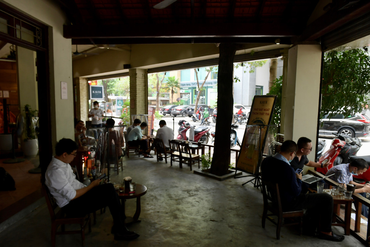 Các quán cafe có không gian bên trong cũng phải đảm bảo giãn cách nên chưa được nhận khách nhiều.
