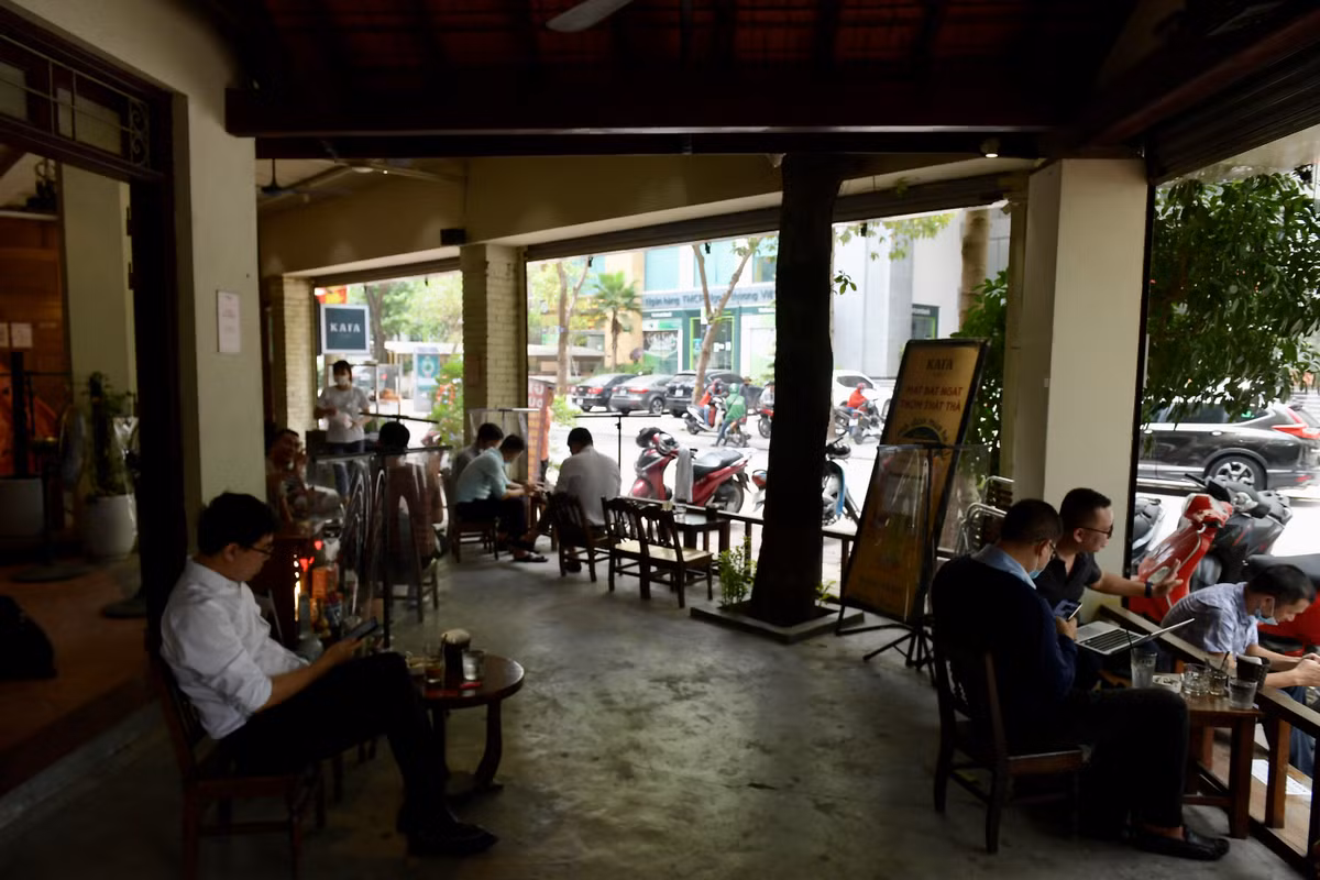 Các quán cafe có không gian bên trong cũng phải đảm bảo giãn cách nên chưa được nhận khách nhiều.