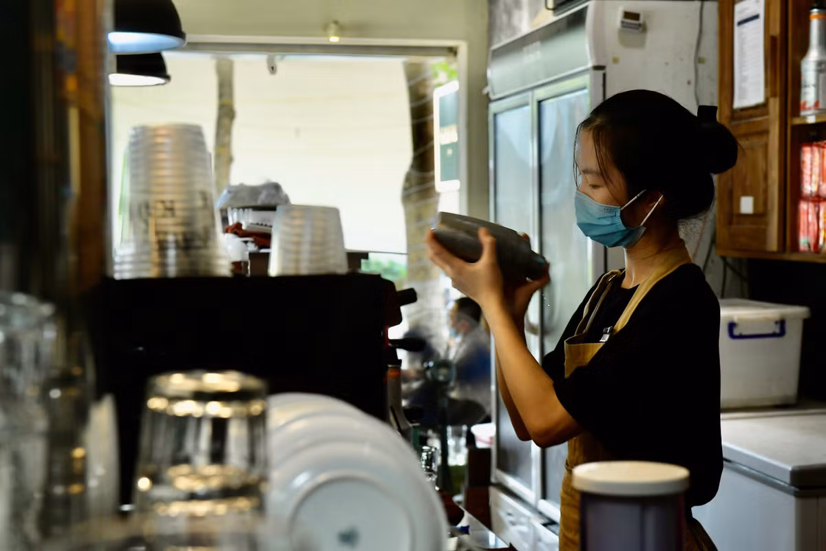 Bạn Minh Thu, nhân viên quán cafe trên phố Trung Kính cho biết thêm, sau khi mở cửa trở lại khách đến uống cafe ít hơn nhưng ngồi nhanh hơn, khách đến mua về cũng giảm so với những ngày trước đó.