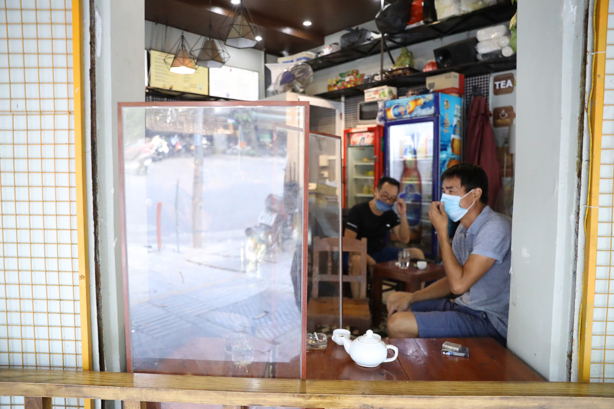 Anh Đạt, chủ quán cafe trên phố Bà Triệu cũng thừa nhận mỗi ngày có hơn chục khách thì vẫn chưa đủ trả tiền mặt bằng nhưng vẫn phải mở cửa để duy trì và kéo khách quen trở lại.