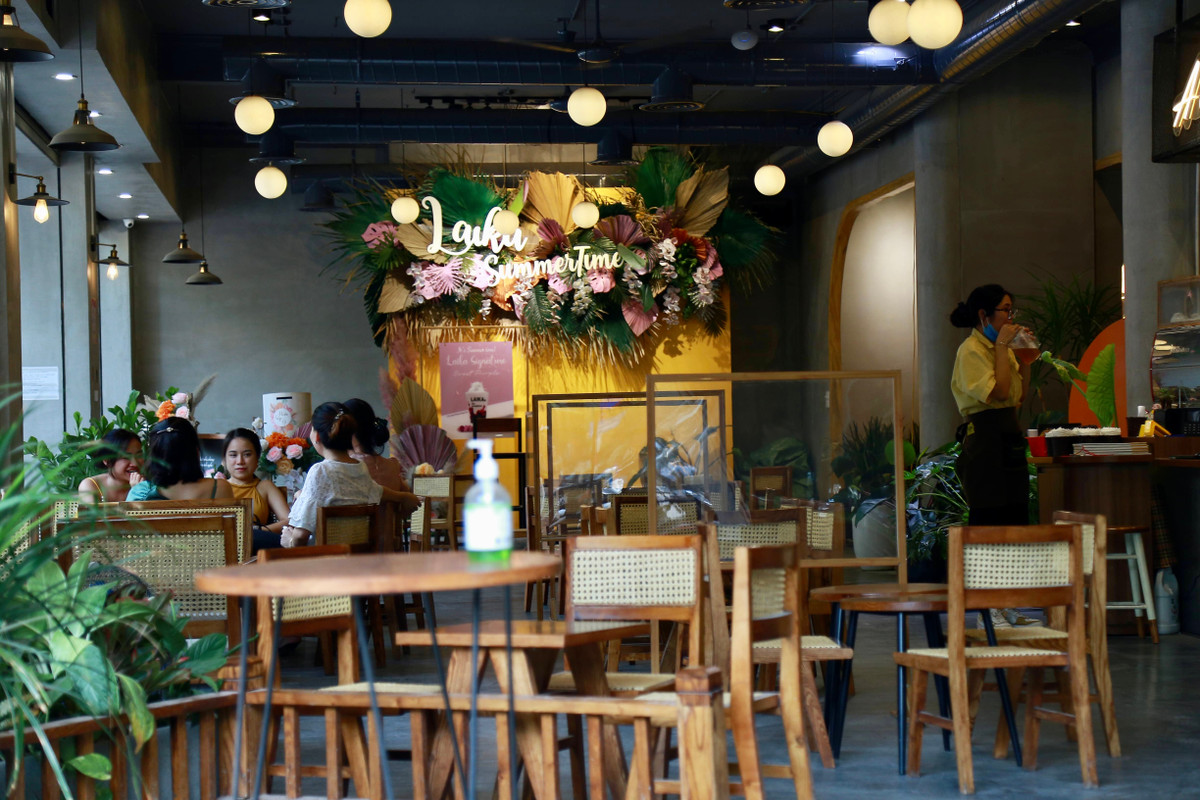 Trong khi cafe vỉa hè vắng khách thì những quán sang chảnh, có không gian riêng là lựa chọn hợp lý cho tín đồ của cafe.