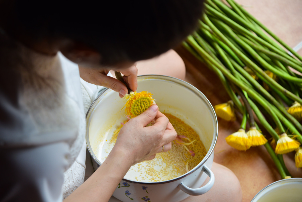 Làm trà xổi cầu kỳ như vậy nhưng làm trà sen gạo thì khó hơn. Trong khi sen xổi chỉ cần ướp vào sen thì làm sen gạo phải tách gạo trắng ra, bỏ nhuỵ và cánh hoa đi mới ướp được.