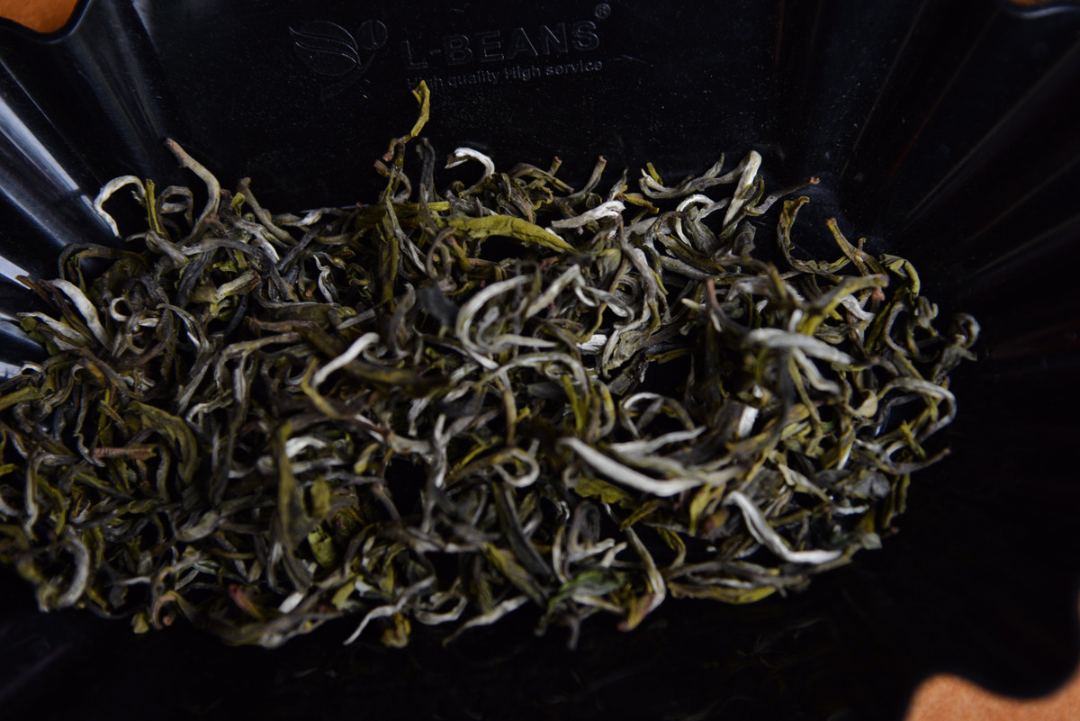 Khi ướp buộc phải giữ nguyên cuống sen để giữ hương, ướp trà vào giữa rồi lấy lá sen gói lại.