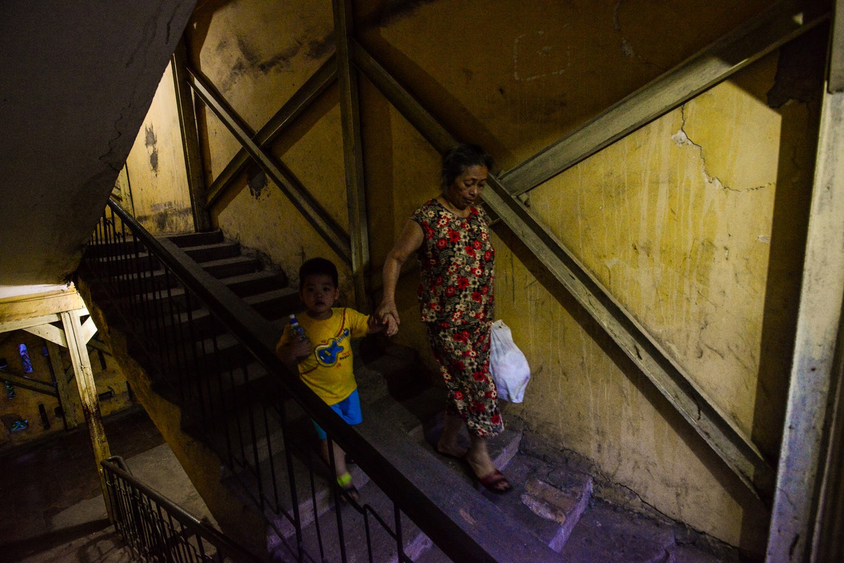 Theo thống kê của Sở Xây dựng Hà Nội, hiện nay trên địa bàn quận Đống Đa, Ba Đình, Hai Bà Trưng đang tồn tại nhiều khu tập thể đang báo động xuống cấp ở mức D (mức nguy hiểm) nhưng người dân vẫn phải bám trụ lại do không có chỗ ở.