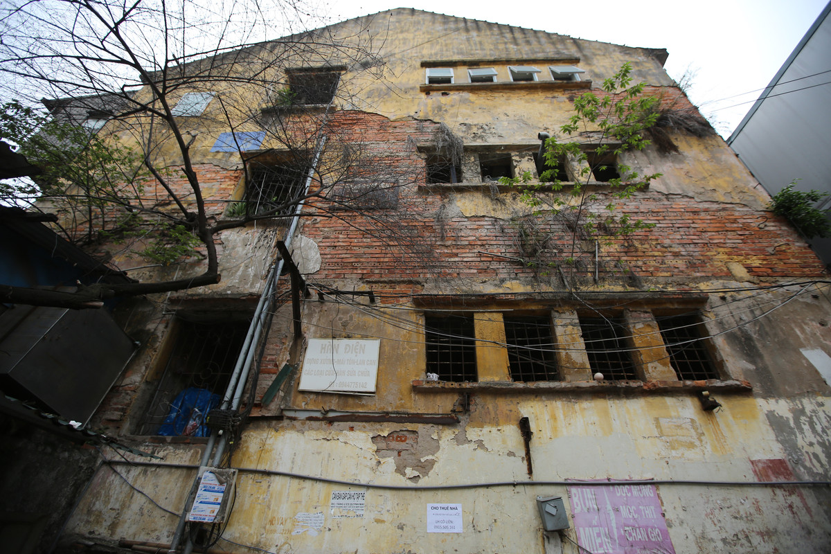 Theo thống kê của Sở Xây dựng Hà Nội, toàn thành phố có 76 khu tập thể với 1.271 dãy nhà từ 4 đến 6 tầng và 308 dãy nhà độc lập, đưa tổng số chung cư cũ lên 1579 nhà, quy mô dân số gần 240.000 người. Quy mô dân số tăng cao làm cho hệ thống hạ tầng kỹ thuật trong các khu tập thể cũ bị quá tải trầm trọng.