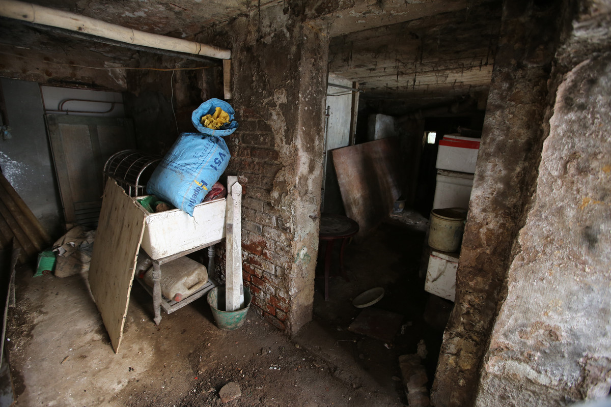 Khu nhà vệ sinh, nhà tắm chung của khu tập thể từ lâu đã không ai vào sử dụng. Tất cả các nhà ở tầng 1 đều phải xây bậc ngăn nước để tránh nước tràn vào nhà, bản thân các căn hộ ở chung cư cũng đều bị thấm nước, nhà tầng trên chảy nước xuống nhà tầng dưới