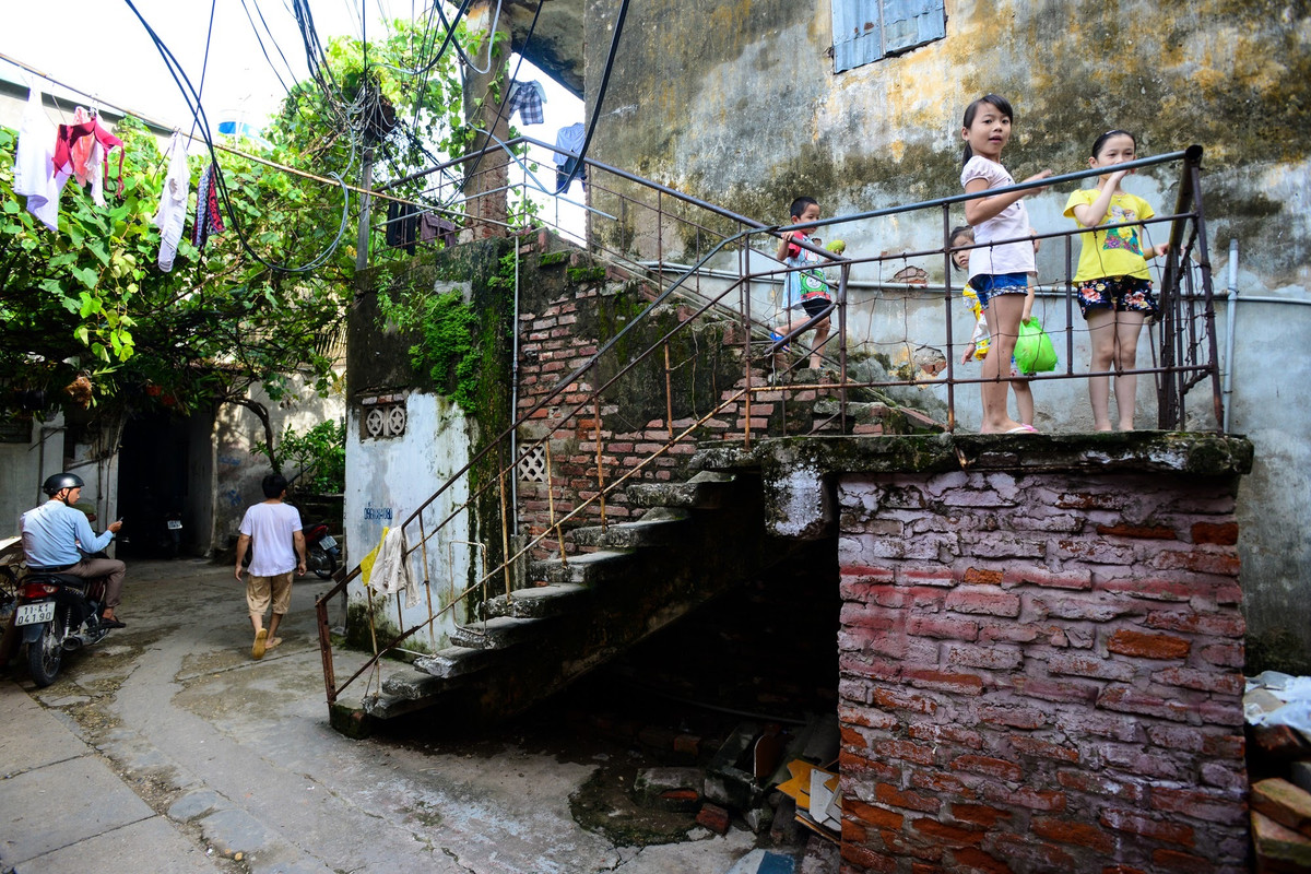 Theo đó, Sở Xây dựng đề nghị chính quyền địa phương quận Ba Đình, Đống Đa khẩn trương di dời người và tài sản ra khỏi các khu tập thể xuống cấp mức D trên địa bàn.