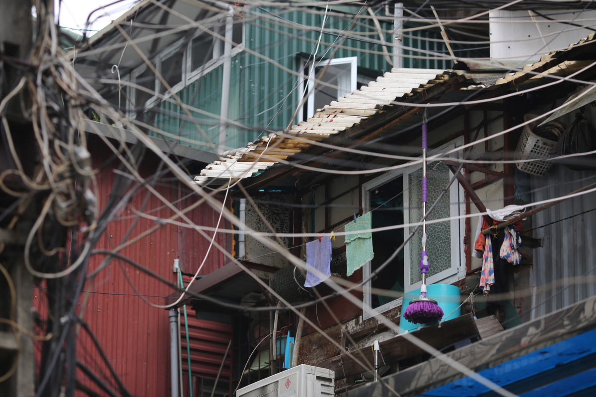 Do nhu cầu sử dụng tăng quá cao nên tình trạng các hộ gia đình cơi nới, làm thêm “chuồng cọp” diễn ra phổ biến ở các khu tập thể cũ.