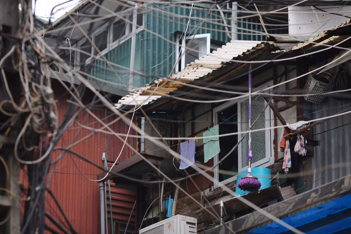 Do nhu cầu sử dụng tăng quá cao nên tình trạng các hộ gia đình cơi nới, làm thêm “chuồng cọp” diễn ra phổ biến ở các khu tập thể cũ.