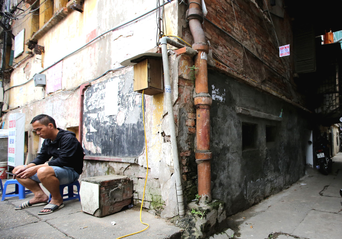 Những hộ dân sống tại tầng 1 khu tập thể C5 Tập thể Cơ khí Công trình Bộ GTVT (Quỳnh Mai, Hà Nội) đã gặp cảnh éo le khi phải sống trong hầm chứ không phải căn nhà. Theo ghi nhận của PB báo Tri thức và Cuộc sống, toàn bộ tầng 1 của toà khu tập thể C5 chỉ còn cao khoảng... 1 mét.