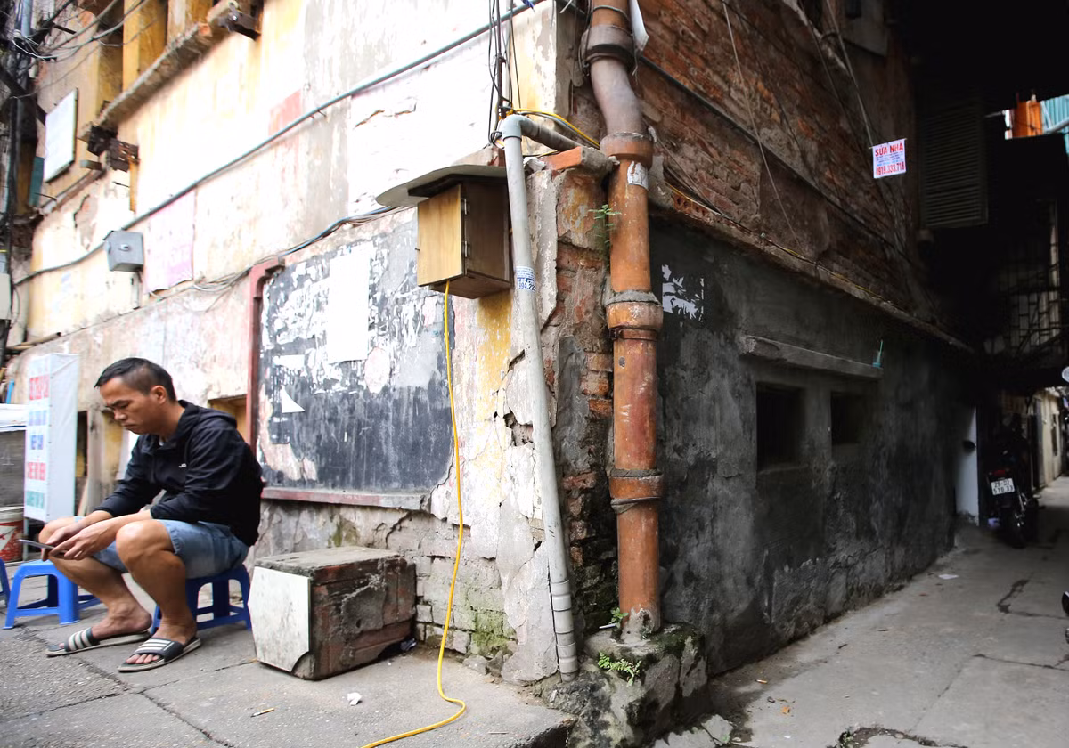 Những hộ dân sống tại tầng 1 khu tập thể C5 Tập thể Cơ khí Công trình Bộ GTVT (Quỳnh Mai, Hà Nội) đã gặp cảnh éo le khi phải sống trong hầm chứ không phải căn nhà. Theo ghi nhận của PB báo Tri thức và Cuộc sống, toàn bộ tầng 1 của toà khu tập thể C5 chỉ còn cao khoảng... 1 mét.