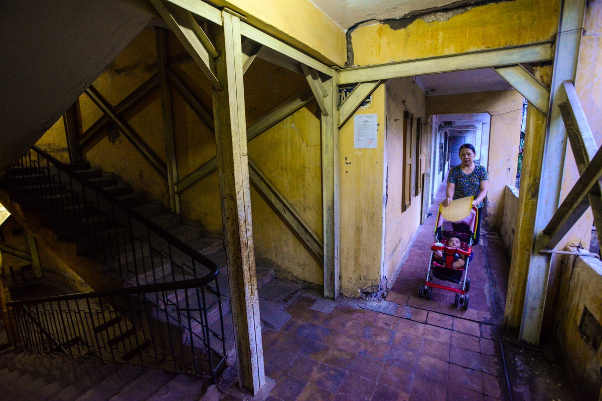 Khu tập thể Thành Công được coi là nguy hiểm nhất bởi kết cấu nhiều toà nhà ở đây đã bị thay đổi, sụt lún. Sở Xây dựng Hà Nội vừa có quyết định di dời người dân ở các khu vực này ra khỏi toà nhà nguy hiểm.