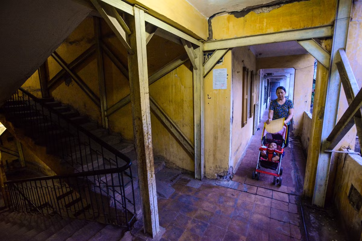 Khu tập thể Thành Công được coi là nguy hiểm nhất bởi kết cấu nhiều toà nhà ở đây đã bị thay đổi, sụt lún. Sở Xây dựng Hà Nội vừa có quyết định di dời người dân ở các khu vực này ra khỏi toà nhà nguy hiểm.