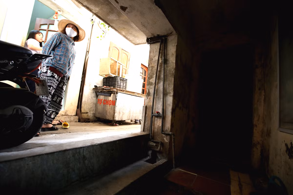 Người dân sống tại khu tập thể Quỳnh Mai cho biết, hàng chục năm nay đã có nhiều dự án, kế hoạch của chính quyền địa phương và chủ đầu tư nhưng đến nay vẫn không có một kế hoạch xây sửa nào. Hoàn toàn người dân tự bỏ tiền ra cải tạo.