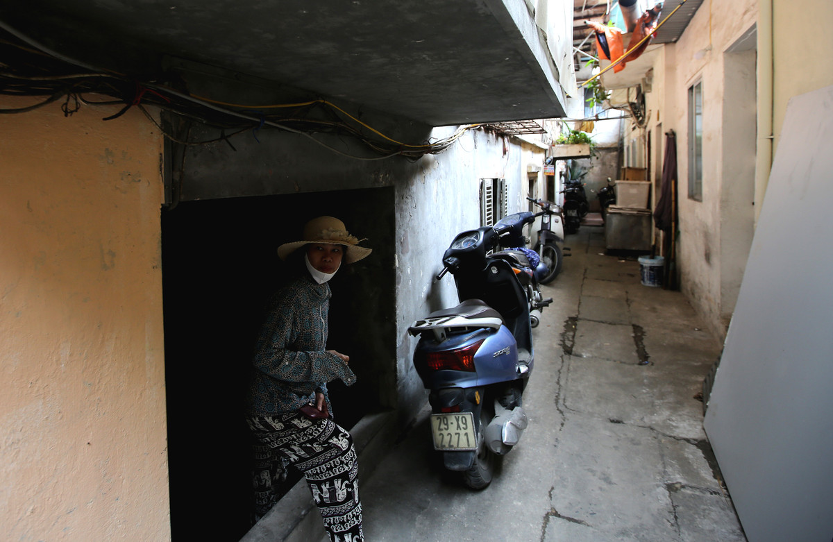 Người dân ở đây cho biết, toà nhà này được xây từ năm 1960. Thời kỳ đầu tầng 1 của toà nhà có chiều cao khoảng 3 mét nhưng sau quá nhiều lần tôn nền thì đến nay chỉ còn cao 1 mét.