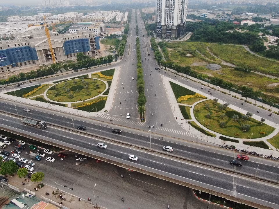 Tuyến đường Nguyễn Xiển - Xa La (Đại lộ Chu Văn An) được thông xe vào đầu năm 2020 với kỳ vọng giảm tải áp lực giao thông cho Hà Nội.