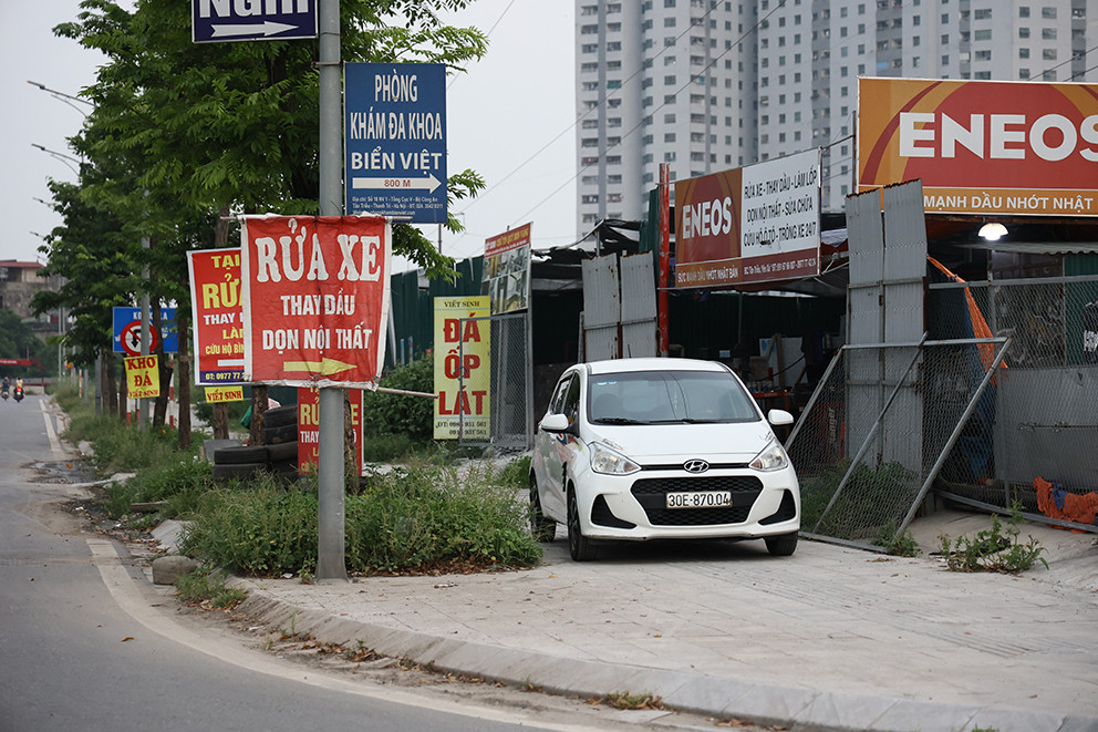 Dọc tuyến đường xuất hiện nhiều cửa hàng lấn chiếm vỉa hè để kinh doanh. Toàn bộ cột thông tin, biển báo đã bị pano quảng cáo che khuất.