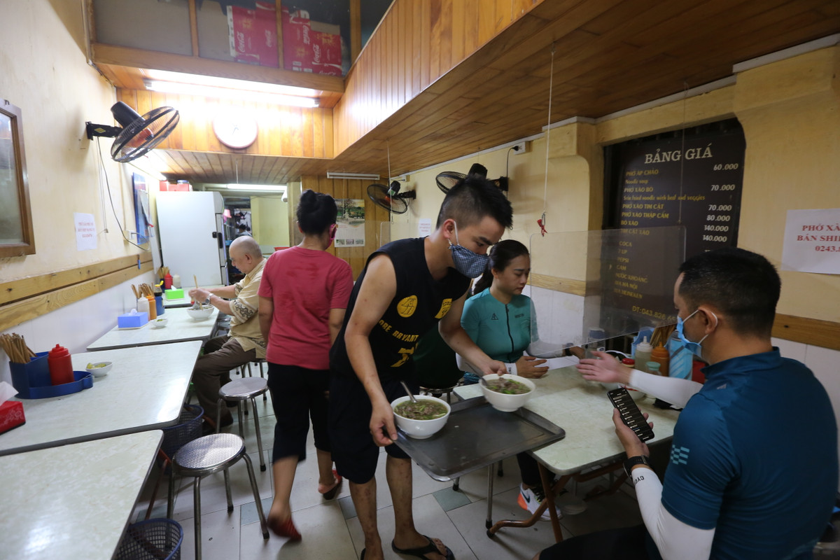 Hàng phở trên phố Bát Đàn (Hoàn Kiếm, Hà Nội) mở cửa đón khách từ sớm. Chủ cửa hàng cho biết do vẫn bán hàng mang về nên khi mở lại là có khách quen vào ăn.