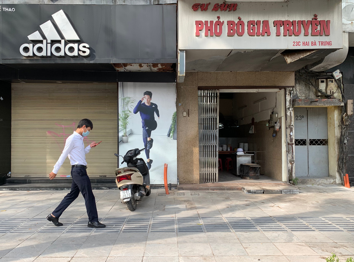 Chủ cửa hàng phở trên phố Hai Bà Trưng cho biết, mặc dù đã chuẩn bị đồ nhưng nhân viên vẫn ở quê chưa lên nên chưa mở cửa lại.