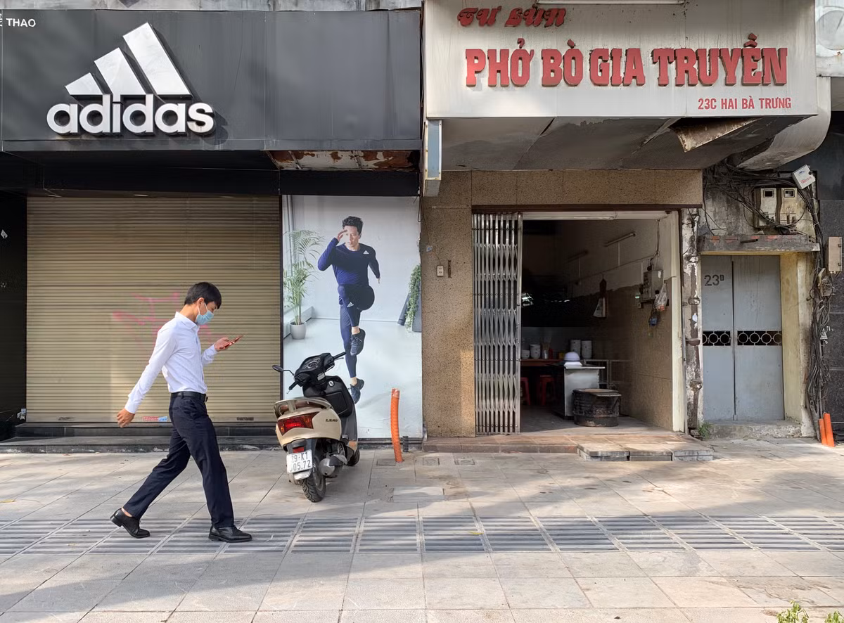 Chủ cửa hàng phở trên phố Hai Bà Trưng cho biết, mặc dù đã chuẩn bị đồ nhưng nhân viên vẫn ở quê chưa lên nên chưa mở cửa lại.