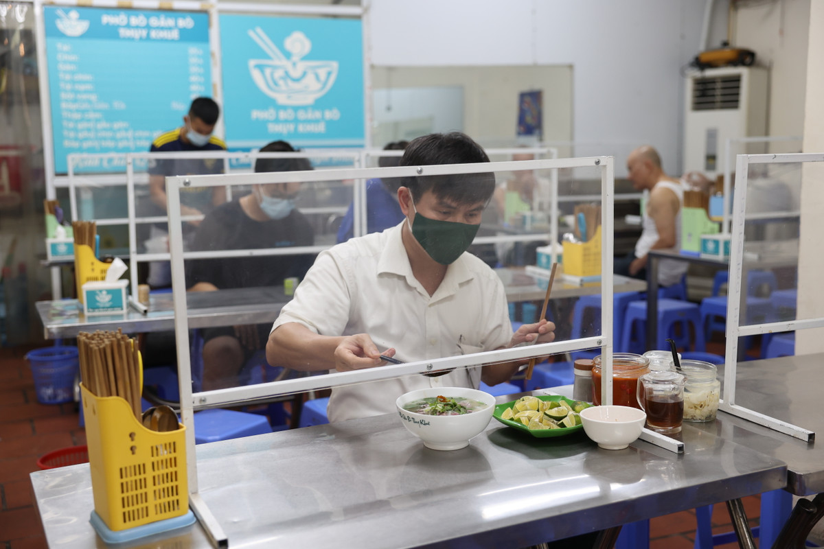 Theo ghi nhận của PV báo Tri thức và Cuộc sống, hầu hết các hàng mở cửa bán trở lại đều thực hiện nghiêm quy định như khử khuẩn, vách ngăn giãn cách.