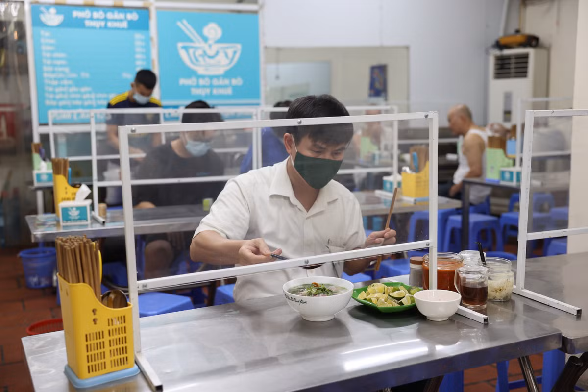 Theo ghi nhận của PV báo Tri thức và Cuộc sống, hầu hết các hàng mở cửa bán trở lại đều thực hiện nghiêm quy định như khử khuẩn, vách ngăn giãn cách.