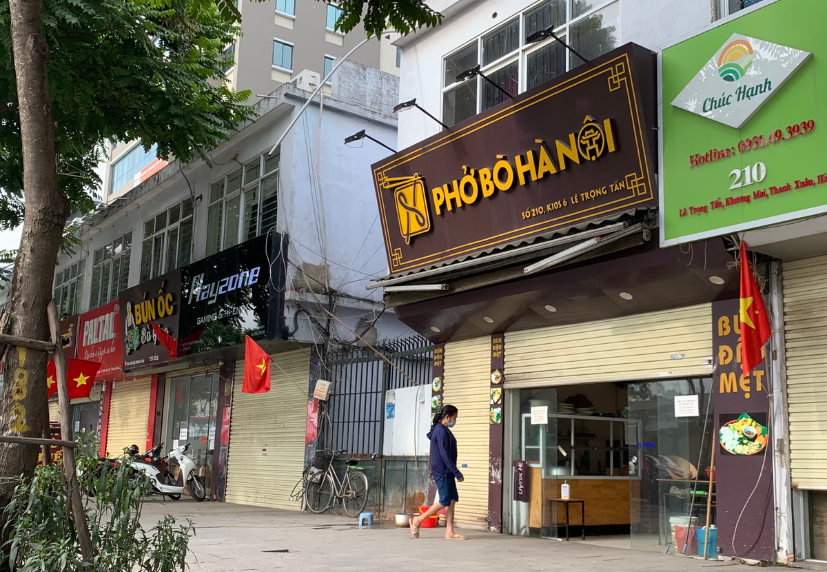 Theo quyết định mới nhất, các cửa hàng phục vụ ăn uống tại chỗ phải đảm bảo giãn cách, không ngồi quá 20 người và phải đóng cửa trước 21h. Quán bia hơi, rượu chỉ được phép bán mang về.