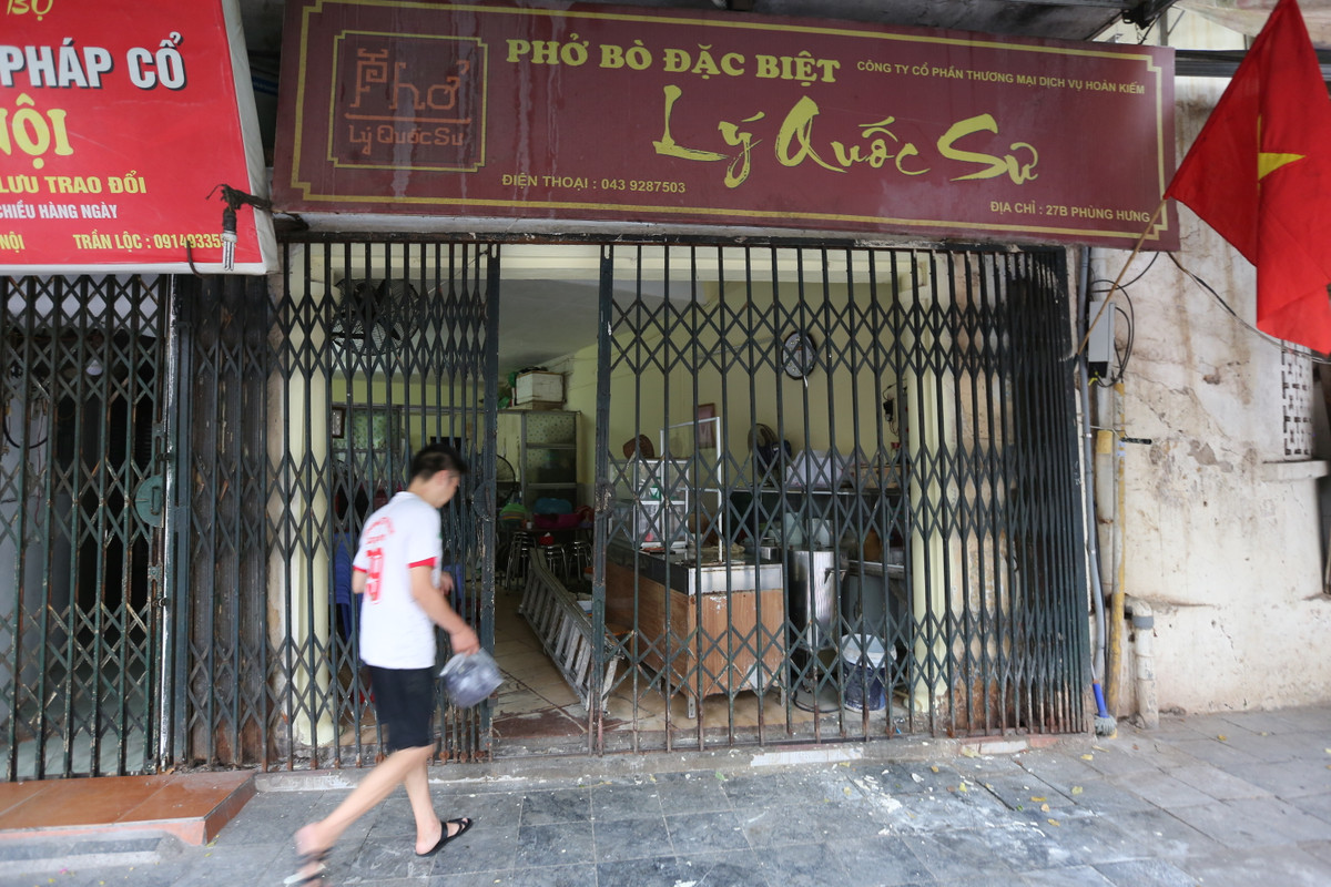 Hàng phở trên Lý Quốc Sư vẫn phục vụ bán mang về, chưa mở cửa đón khách.