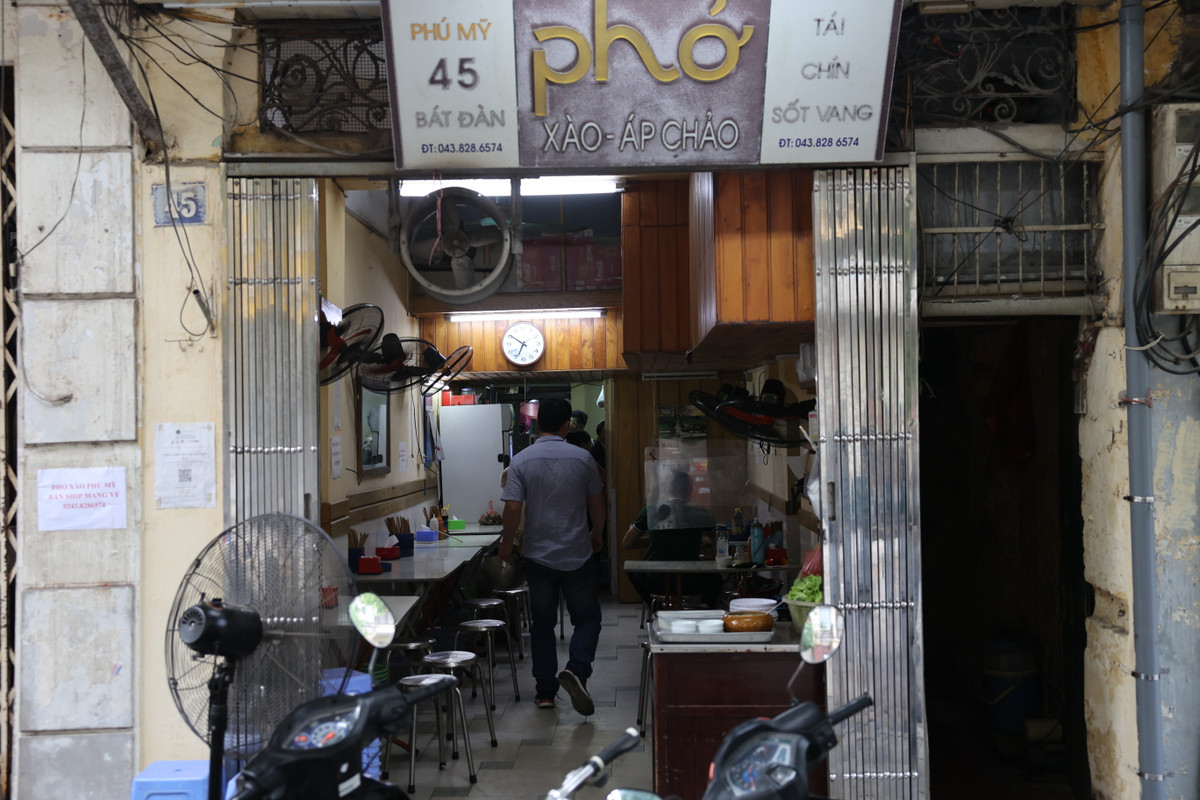 Tuy nhiên, do quyết định nới lỏng được ban hành vào tối muộn nên nhiều hàng quán không kịp chuẩn bị đồ và vẫn đóng cửa.