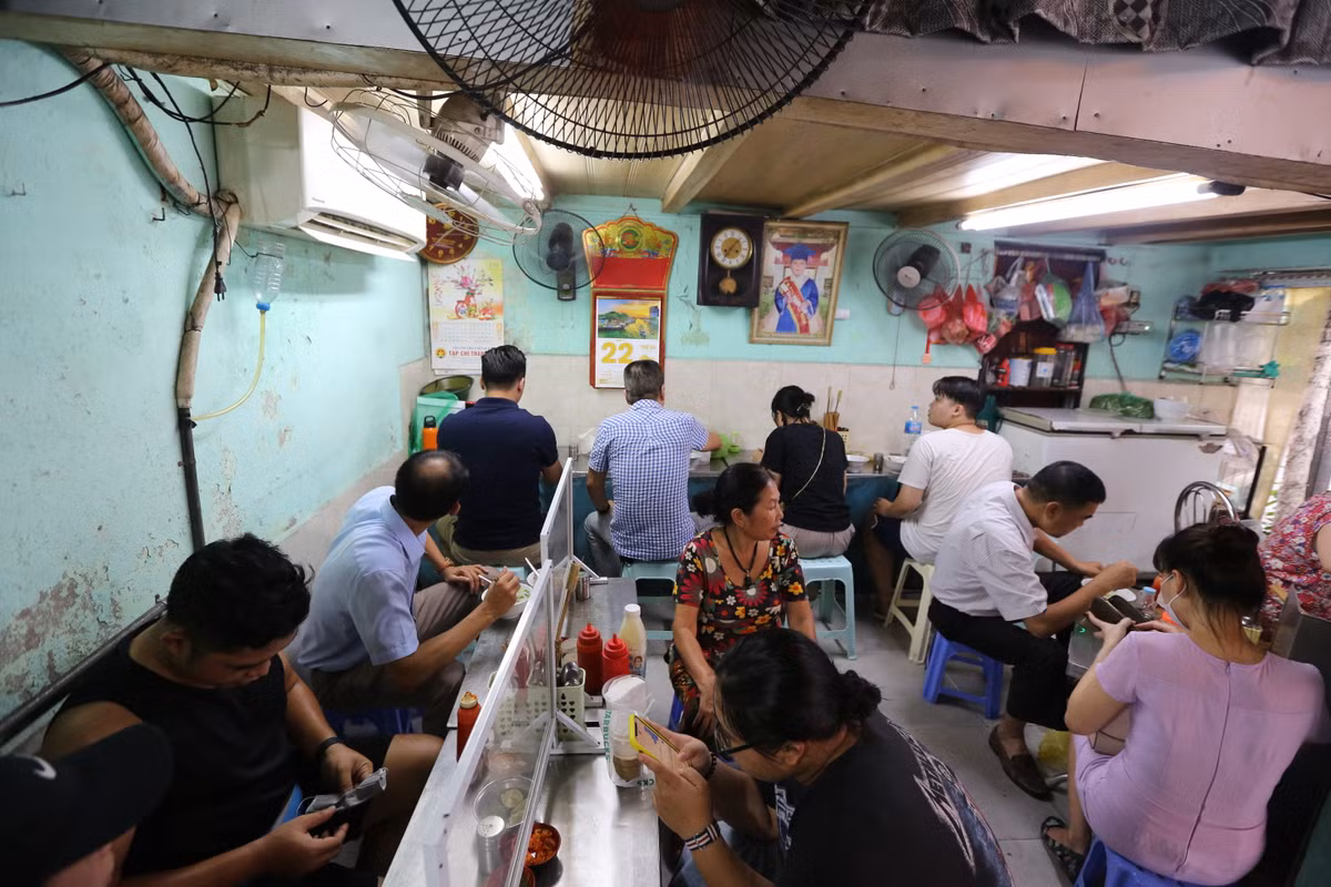 Hàng phở trên phố Hàng Điếu khá đông, mặc dù được bố trí ngồi giãn cách và có vách ngăn nhưng cửa hàng nhỏ nên không gian ngồi bị bó hẹp.